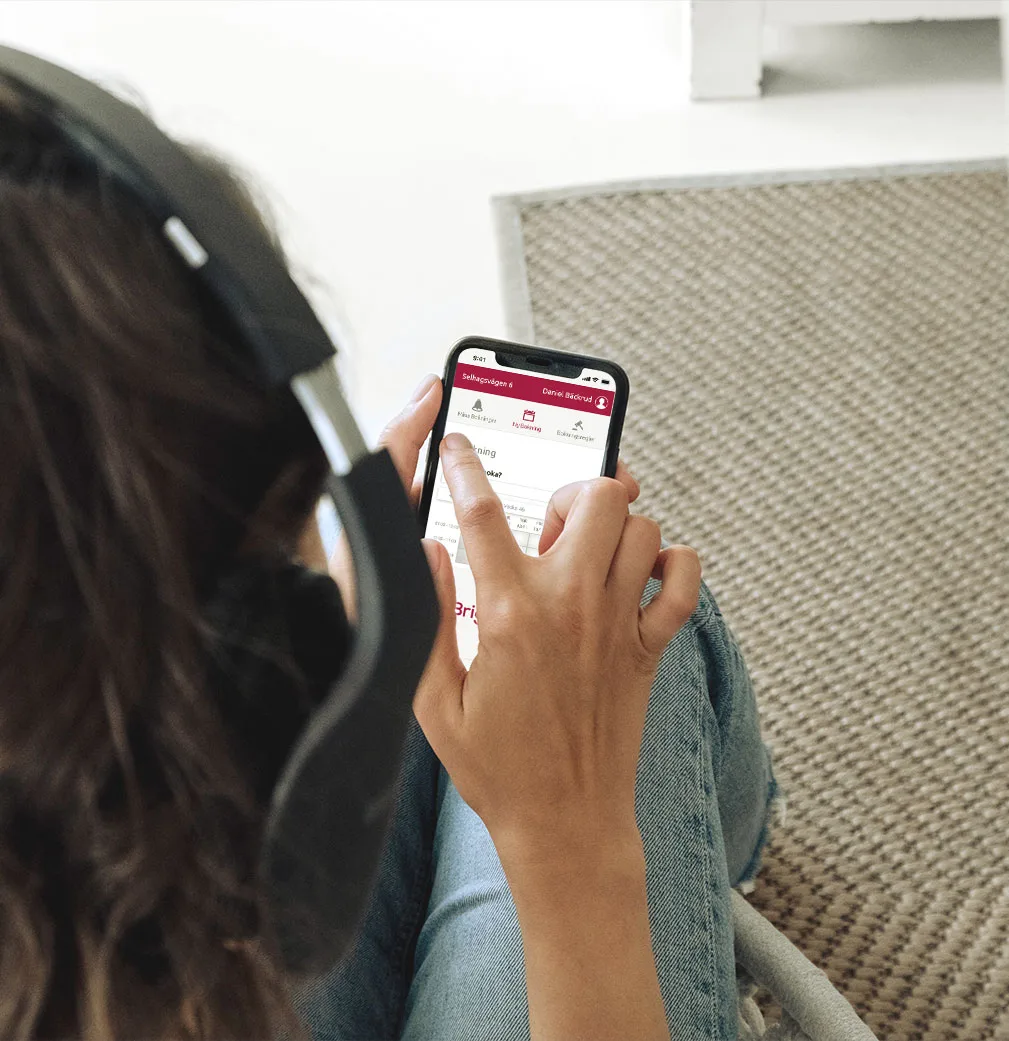 Person som bokar tvättstuga i Brightec Homes app