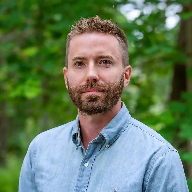 Simon Winqvist, fälttekniker Brightec Security, porträtt i ljus skjorta